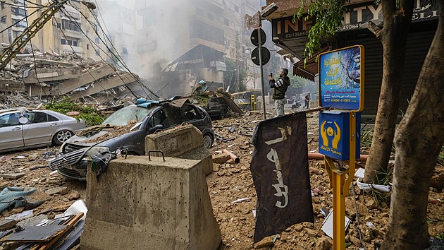 Mu� zaznamen�v� �kody na budov�ch zp�soben� izraelsk�m �tokem na ji�n�m p�edm�st� Bejr�tu v Libanonu. (1. ��jna 2024)