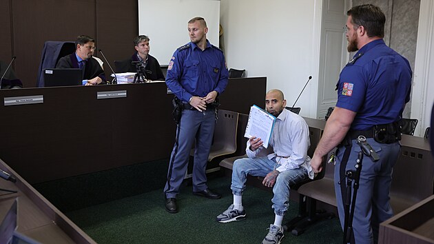 Soud zaal projednvat ppad recidivisty Alexandra Klempara, kter je obalovan z ubodn druky a pokusu o vradu jej znm na praskm ikov. (3. ijna 2024)