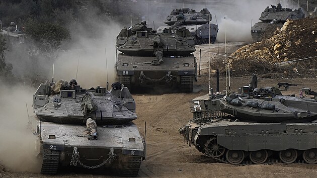 Izraelsk� tanky prov�d�j� man�vry v oblasti na severu zem�, v bl�zkosti hranice s Libanonem. (1. ��jna 2024)
