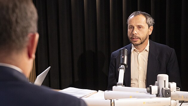 Hosty po�adu Rozst�el jsou Jarom�r Bl�ha (na sn�mku), expert na ochranu les� a divok� p��rody a Marek V�born�, ministr zem�d�lstv�.