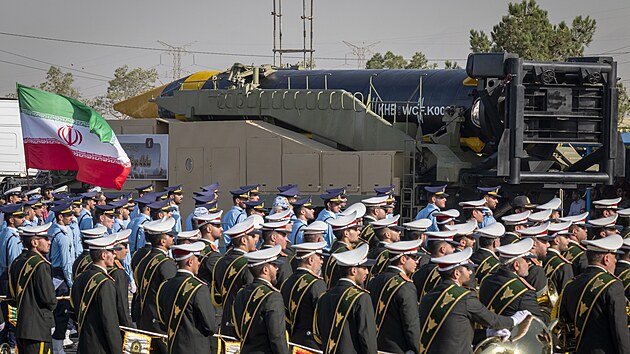 �r�nsk� balistick� raketa Choram�ahr je p�ev�ena n�kladn�m automobilem b�hem vojensk� p�ehl�dky u p��le�itosti v�ro�� �r�nsko-ir�ck� v�lky (1980-1988) p�ed Chomejn�ho svatyn� na jihu Teher�nu v �r�nu. (21. z��� 2024)
