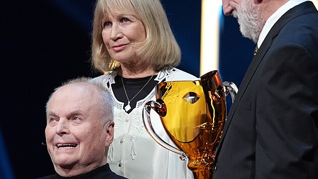 Cenu za propagaci divadelnho umn pevzal Alfred Strejek.