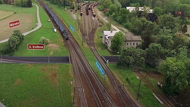 Sprva eleznic vypsala vbrov zen na zhotovitele podjezdu, kter ve Studnce nahrad nebezpen pejezd. Stavt se m zat na jae, v provozu m bt od konce r. 2026. Bude uren pro osobn auta, vozy IZS, cyklisty a chodce. Pro nkladn vozy vznikne nov obslun silnice.