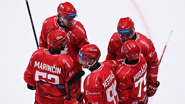 T�ine�tí hokejisté slaví gól proti Plzni.