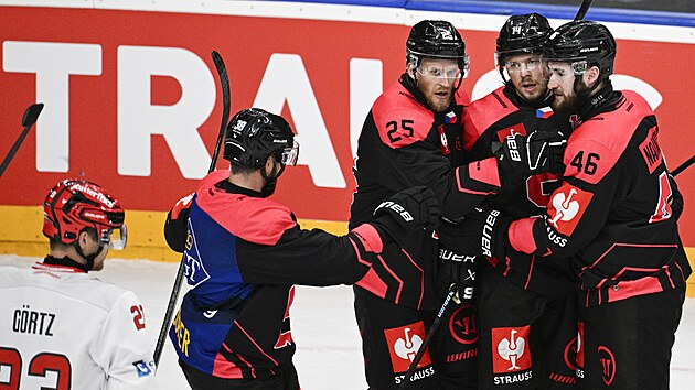 Spar�an�t� hokejist� se raduj� z trefy do s�t� Bremerhavenu.
