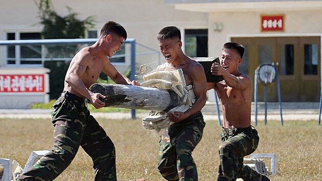 Vojci, kte se astn vcviku na zkladn specilnch operac Korejsk lidov armdy. (2. jna 2024)