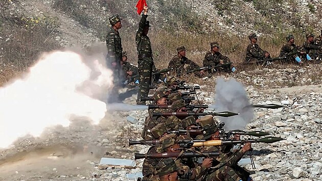 Voj�ci, kte�� se ��astn� v�cviku na z�kladn� speci�ln�ch operac� Korejsk� lidov� arm�dy. (2. ��jna 2024)