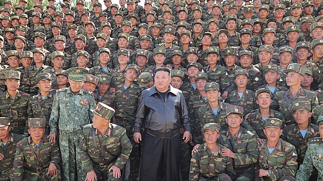 Severokorejsk� v�dce Kim �ong-un p�zuje s voj�ky b�hem inspekce na v�cvikov� z�kladn� speci�ln�ch operac� Korejsk� lidov� arm�dy. (2. ��jna 2024)