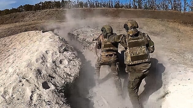 Ru�t� voj�ci se ��astn� bojov�ho v�cviku �to�n�ch jednotek na nezn�m�m m�st� na Ukrajin�. (2. ��jna 2024)