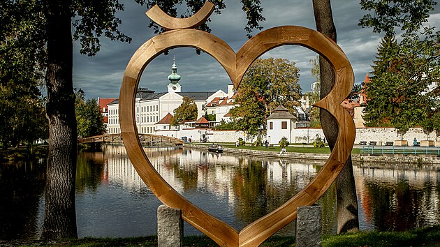Na soutoku Male a Vltavy v centru eskch Budjovic vyrostl nov fotopoint  devn srdce s inicilami msta.