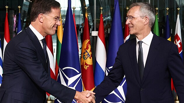 Nov generln tajemnk NATO Mark Rutte a jeho pedchdce Jens Stoletenberg bhem slavnostn ceremonie v Bruselu (1. jna 2024)