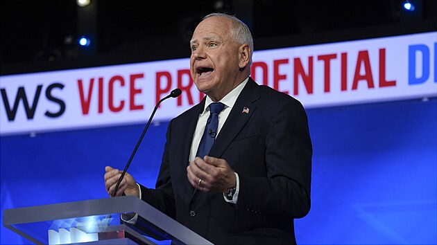 Tim Walz b�hem debaty kandid�t� na viceprezidenta (1. ��jna 2024)