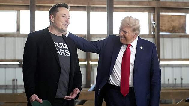 Elon Musk rozmlouv s Donaldem Trumpem ped mtinkem v Butleru. (5. jna 2024)