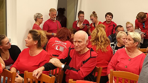 Zasedn zastupitelstva v itenicch na Litomicku. Sl kulturnho domu byl pln pln. Nkte podporovatel odvolan starostky pili v ervenm obleen. (30. z 2024)