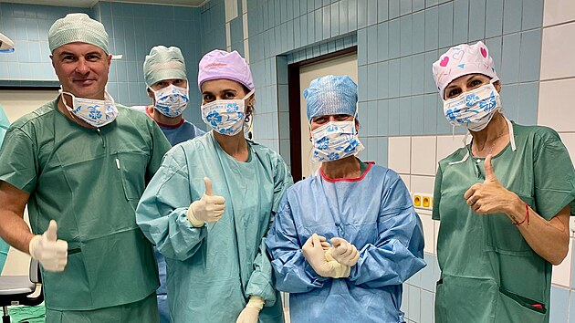 Lkask tm Ortopedick kliniky FNOL, kter jako prvn v esku dokonil operaci rottorov manety v rameni s pouitm kolagenovho implanttu.