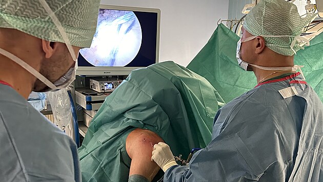 Lkask tm Ortopedick kliniky FNOL pi operaci rottorov manety v rameni.