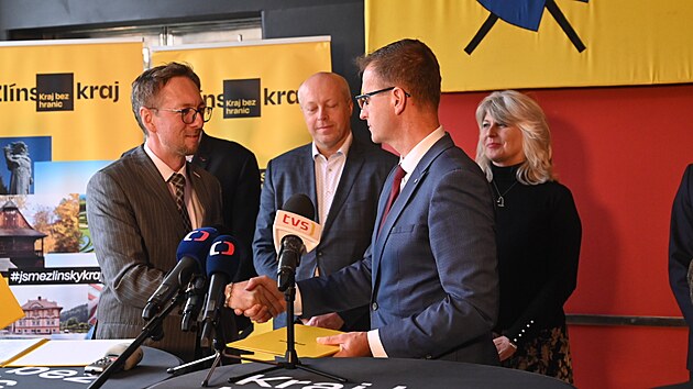 Hejtman Radim Holi z hnut ANO (vpravo) a ldr Starost Tom Chmela pi podpisu koalin smlouvy ve Zlnskm kraji. (4. 10. 2024)
