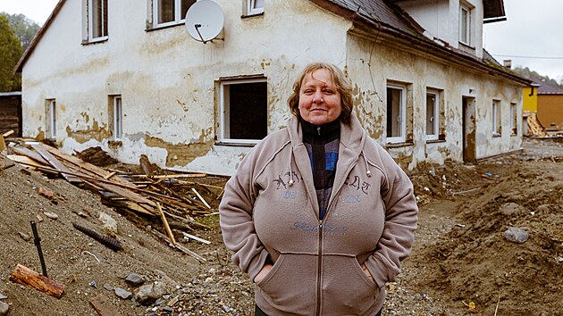 Pavlna Eliov z Jesenku ped pokozenm domem, kter se sice nem bourat, ale k bydlen nen.