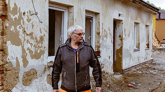 Ptel Pavlny Eliov Kamil Bhm z Jesenku ped pokozenm domem, kter se sice nem bourat, ale k bydlen nen.