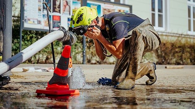 Evakuuj, pak
zachrauj,
nakonec
pomhaj
s klidem. A
na poslednm
mst mysl hasii
pi povodnch
na sebe. V ternu
jich jsou tisce.
Ostravsk
profesionl Petr
Andrko nos
na popruhu
navc fok. Kdy
m voln ruce,
dokumentuje
prci koleg.