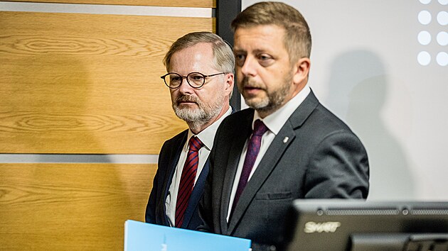Premi�r Petr Fiala (vlevo) a ministr vnitra V�t Raku�an vystoupili na tiskov� konferenci po zased�n� �st�edn�ho krizov�ho �t�bu. (13. z��� 2024)