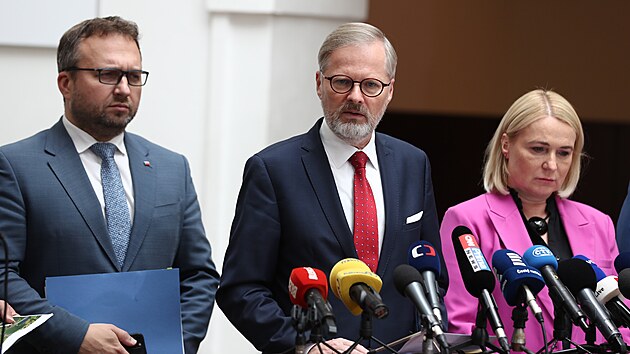 Tiskov� briefing po jedn�n� vl�dy. Na sn�mku hovo�� premi�r Petr Fiala (ODS). (2. ��jna 2024)