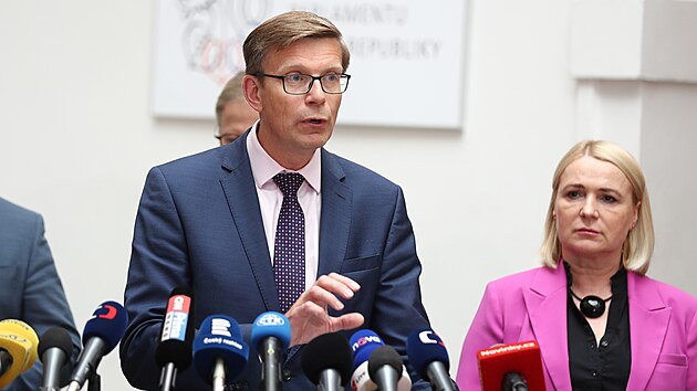 Tiskov� briefing po jedn�n� vl�dy. Na sn�mku hovo�� ministr dopravy Martin Kupka (ODS). (2. ��jna 2024)