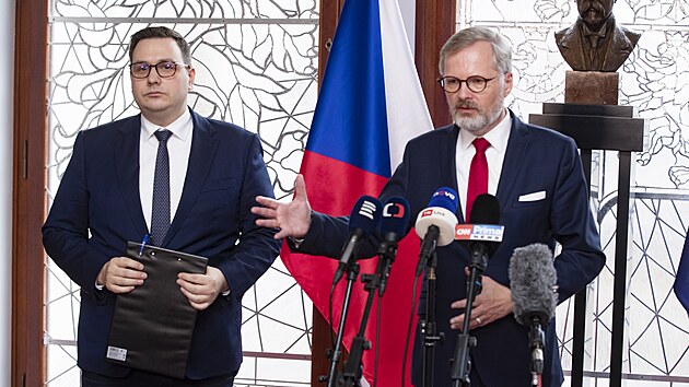 Jan Lipavsk� (vlevo) z�stane ministrem zahrani��, domluvil se s premi�rem Petrem Fialou (ODS), �e bude pokra�ovat jako nestran�k. (1. ��jna 2024)