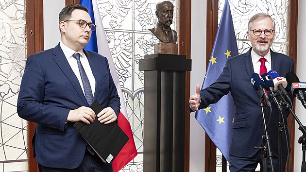 Jan Lipavsk� (vlevo) z�stane ministrem zahrani��, domluvil se s premi�rem Petrem Fialou (ODS), �e bude pokra�ovat jako nestran�k. (1. ��jna 2024)