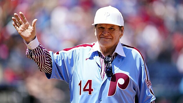 Pete Rose zdrav� fanou�ky klubu Philadelphia Phillies, za kter� odehr�l �ty�i sezony.