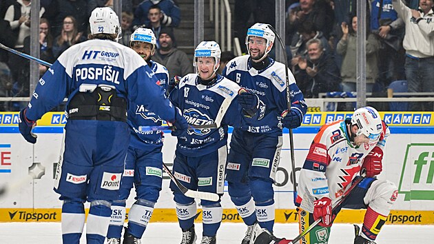 Hokejisté brn�nské Komety se radují z vít�zné trefy proti Pardubicím.