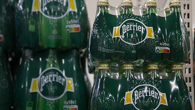Balení minerální vody Perrier v supermarketu francouzského alpského st�ediska...