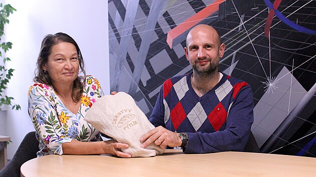 Klementina Gáspárová a Roman Kní�ek s �erstvým pytlíkem