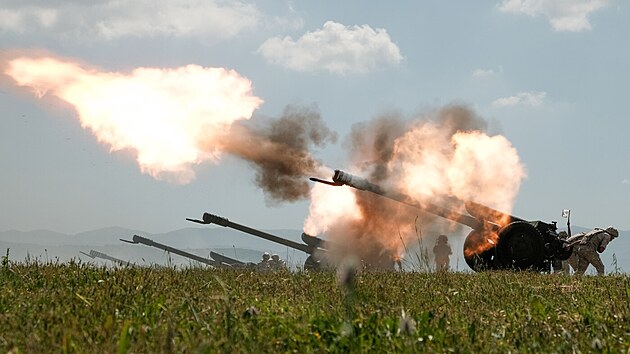 D�lost�eleck� palba na rusk� leteck� z�kladn� Hm�m�m v S�rii u p��le�itosti 79. v�ro�� v�t�zstv� nad nacistick�m N�meckem ve druh� sv�tov� v�lce. (8. kv�tna 2024)