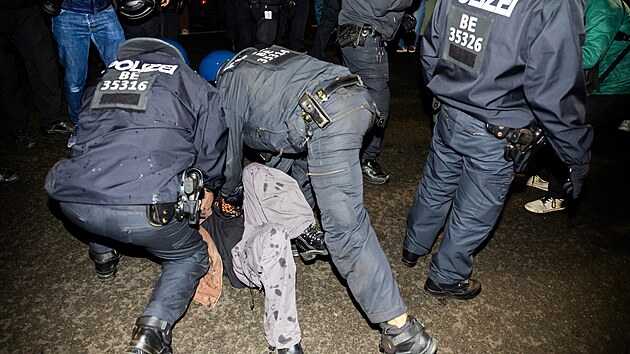 Propalestinsk� demonstrace v Berl�n� se zvrhla v poty�ky s policisty. (7. ��jna 2024)