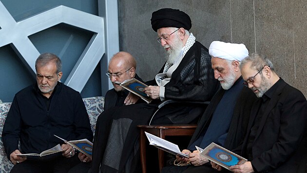 Nejvy��� �r�nsk� duchovn� v�dce ajatoll�h Al� Chamene� vede tradi�n� p�te�n� modlitbu, kter� byla tak� pietou za l�dra libanonsk�ho hnut� Hizball�h Hasana Nasrall�ha, zabit�ho v Bejr�tu izraelskou arm�dou. (4. ��jna 2024)