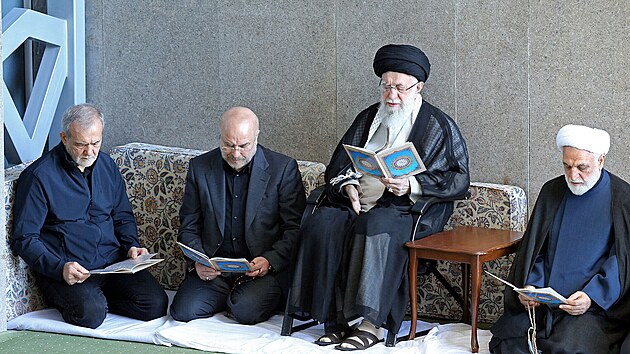 Nejvy��� �r�nsk� duchovn� v�dce ajatoll�h Al� Chamene� vede tradi�n� p�te�n� modlitbu, kter� byla tak� pietou za l�dra libanonsk�ho hnut� Hizball�h Hasana Nasrall�ha, zabit�ho v Bejr�tu izraelskou arm�dou. (4. ��jna 2024)