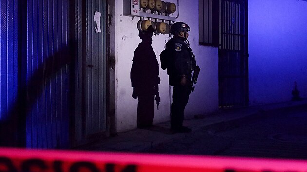 Mexick� policie na m�st� vra�dy starosty m�sta Chilpancingo Alejandra Arcose Catal�na, kter�mu kdosi u�al hlavu. (6. ��jna 2024)