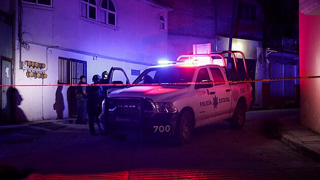 Mexick policie na mst vrady starosty msta Chilpancingo Alejandra Arcose Catalna, ktermu kdosi ual hlavu. (6. jna 2024)