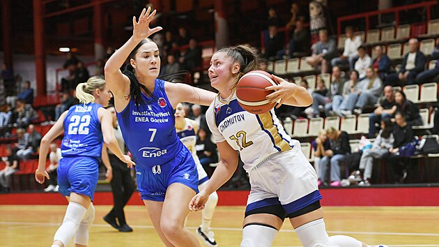 Monika Fu��kov� (vpravo) z Chomutova se sna�� obej�t Rebeku Mikula��kovou z...