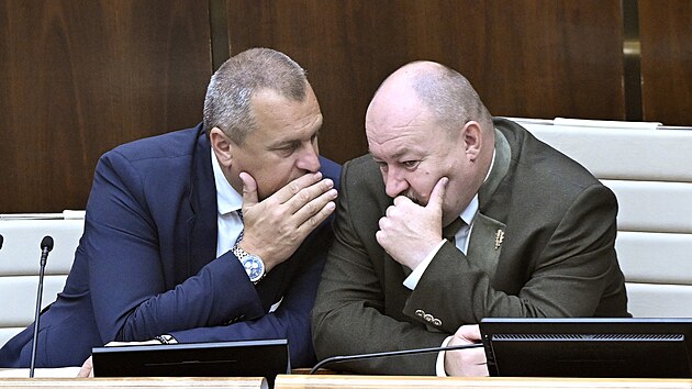 Pedseda Slovensk nrodn strany (SNS) Andrej Danko (vlevo) s poslancem Rudolfem Huliakem. Ten se do Nrodn rady dostal dky kandidtce SNS, vede vak men Nrodn koalici. (16. ervence 2024)