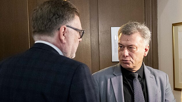 Ministr financ Zbynk Stanjura a ministr spravedlnosti Pavel Blaek ped jednnm vldy 2. jna 2024. Vlda se mimodn sela v Poslaneck snmovn.