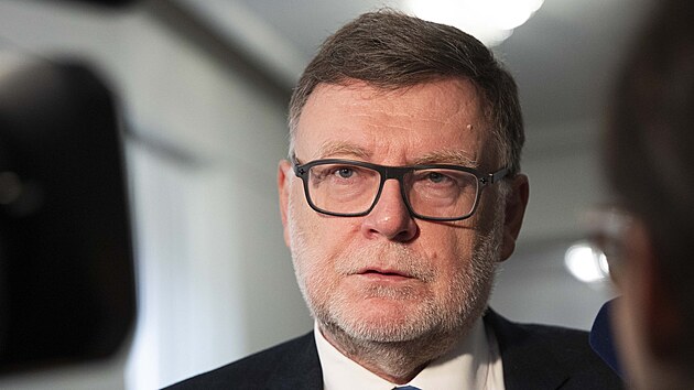Ministr financ� Zbyn�k Stanjura p�ed jedn�n�m vl�dy 2. ��jna 2024. Vl�da se mimo��dn� se�la v Poslaneck� sn�movn�.