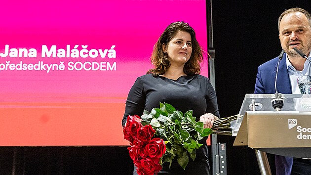 Nov zvolen pedsedkyn SOCDEM Jana Malov na sjezdu v Hradci Krlov s odstupujcm fem Michalem mardou