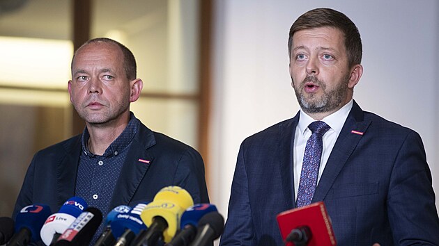 Kandid�t STAN na ministra pro m�stn� rozvoj, dosavadn� karlovarsk� hejtman Petr Kulh�nek, a ��f STAN V�t Raku�an