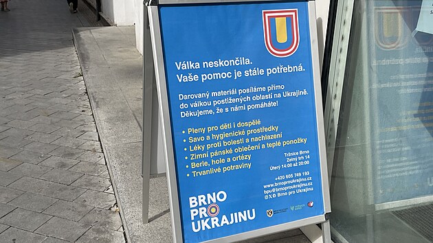 Plakt ped trnic na Zelnm trhu v Brn upozorujc na konn sbrky na pomoc Ukrajin.