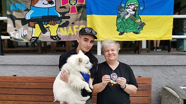 Programtor Martin Holub, kter pomh Ukrajin, na spolen fotografii s fkou Sttnho adu pro jadernou bezpenost  Danou Drbovou, je taky aktivn podporuje napadenou zemi.