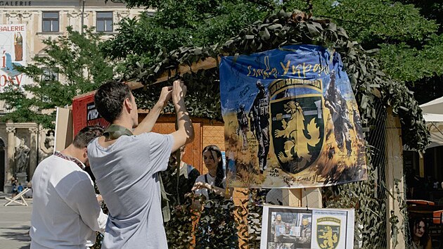 Dobrovolnci z Brna pomhaj ukrajinskm vojkm i tm, e jim poslaj maskovac st, kter ve volnm ase pletou.