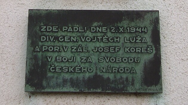 Pam�tn� deska v�novan� gener�lu Vojt�chu Lu�ovi a jeho pobo�n�kovi Josefu Kore�ovi, kter� visela na zdi n�kdej�� hospody v H�i�t�ch. Na novostavbu by se m�la vr�tit.