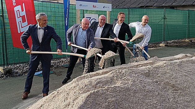 Slavnostn� zah�jen� stavby nov� servisn� haly na havl��kobrodsk�m n�dra��. Tentokr�t se neklepalo na k�men, n�br� lopatou p�ehazoval p�sek.